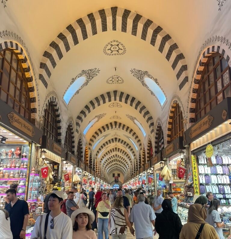 Bazaar delle Spezie di Istanbul con corridoio coperto e negozi di spezie