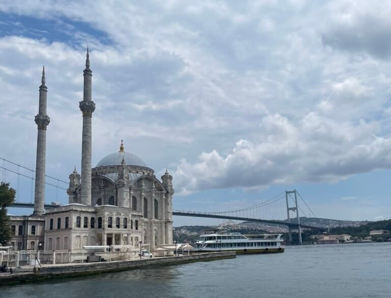 Moschea di Ortaköy sul Bosforo a Istanbul con il Ponte del Bosforo