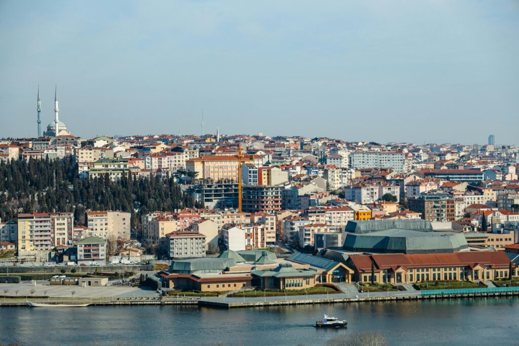 Vista panoramica di Istanbul dal Bosforo con skyline urbano e moschea sullo sfondo