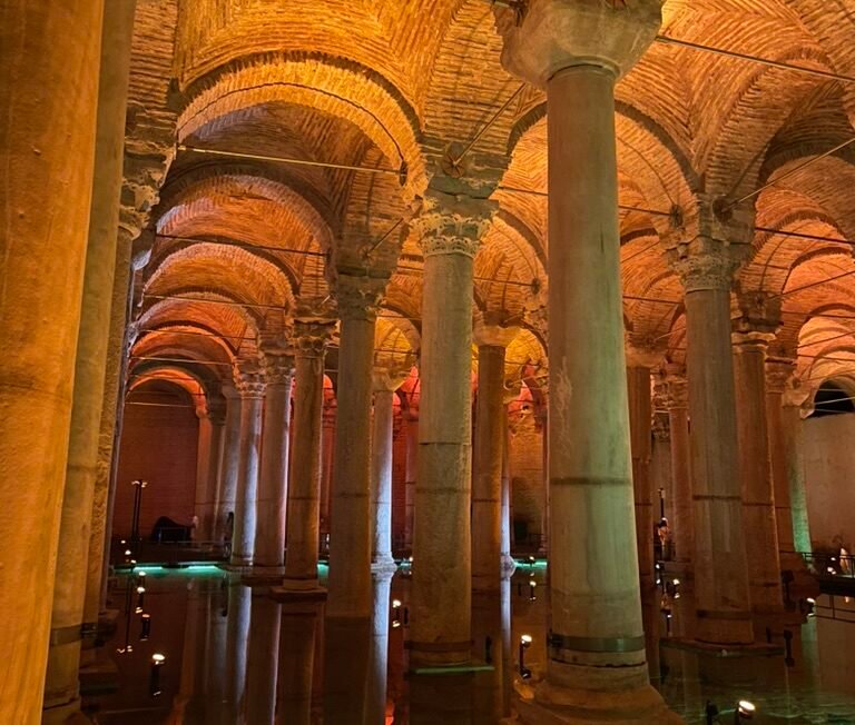 Cisterna Basilica di Istanbul con colonne illuminate e acqua riflettente