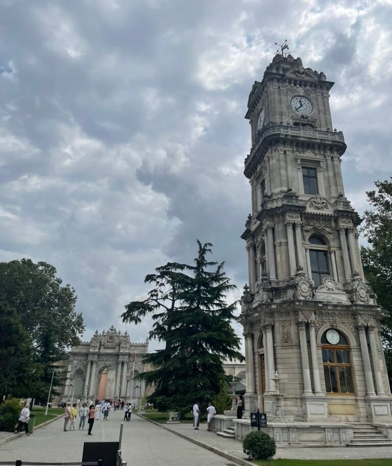 Torre dell’Orologio di Dolmabahçe a Istanbul vicino al palazzo sul Bosforo