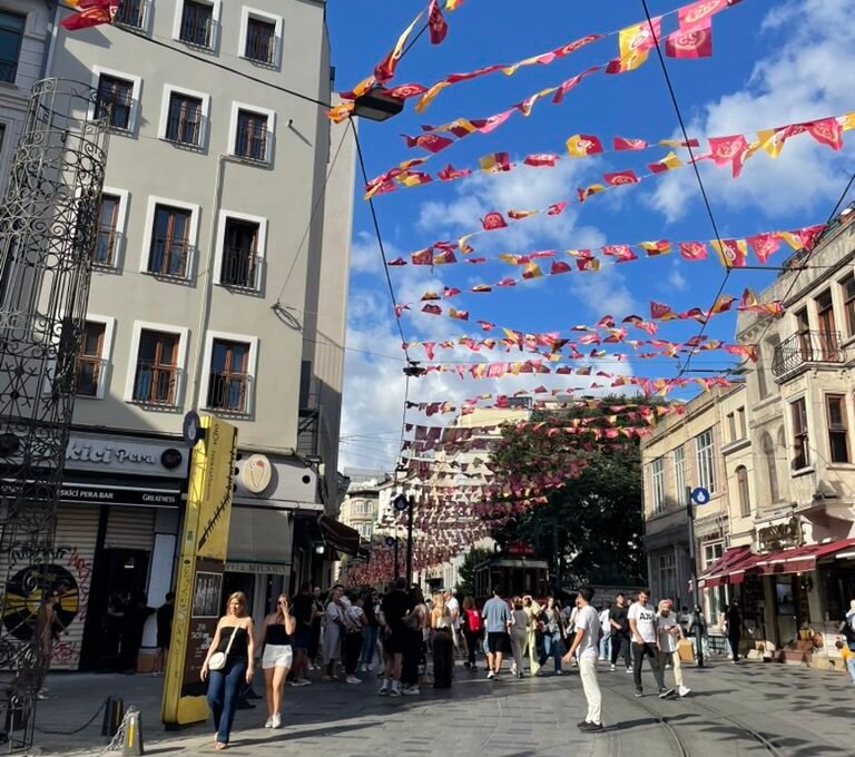 Istiklal Caddesi a Istanbul con bandiere e strada pedonale affollata