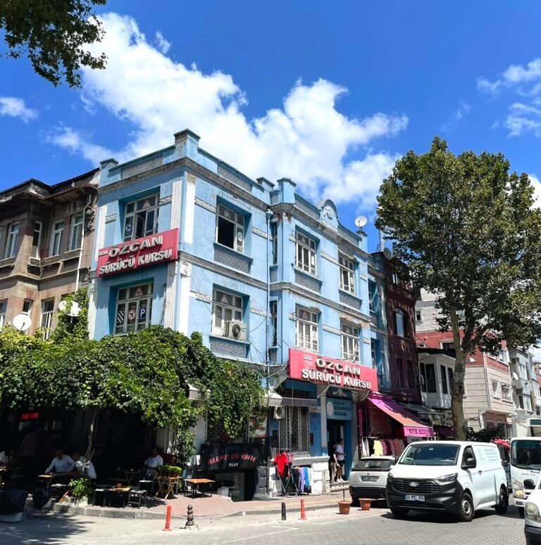 Edifici colorati in un quartiere di Istanbul con negozi e ristoranti locali