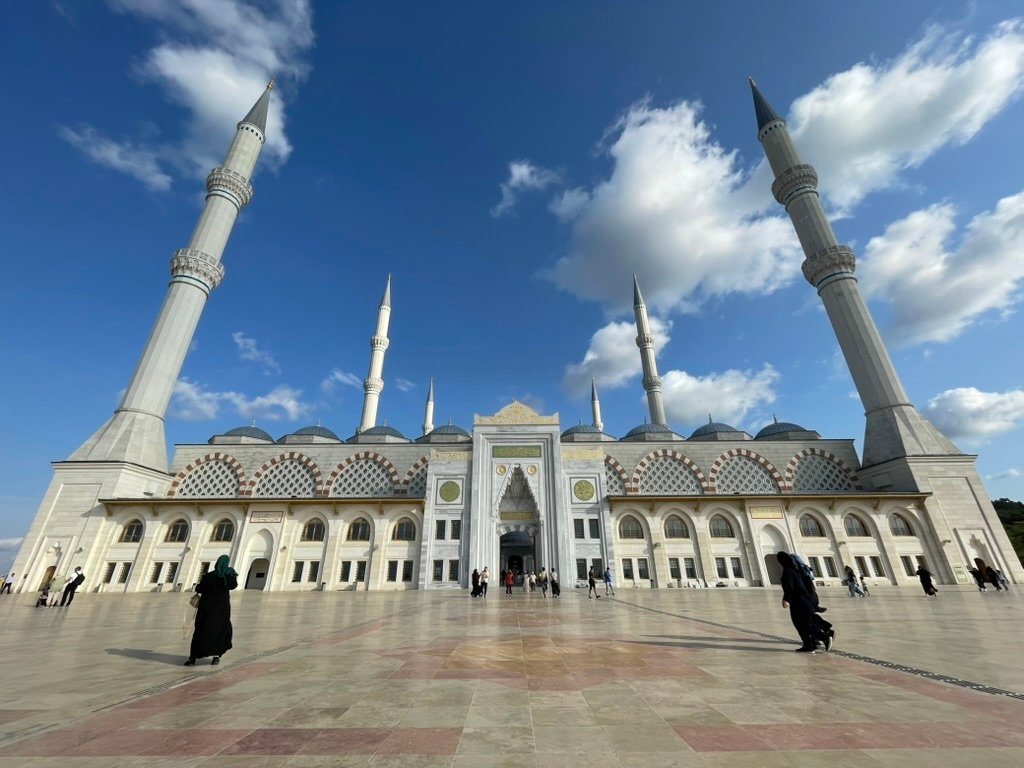 Moschea di Çamlıca a Istanbul vista esterna con minareti e cielo blu