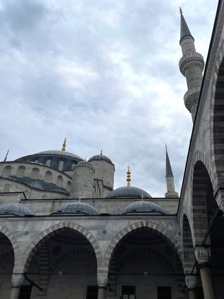 Moschea Blu (Sultan Ahmed Camii) a Istanbul con cupole e minareti ottomani