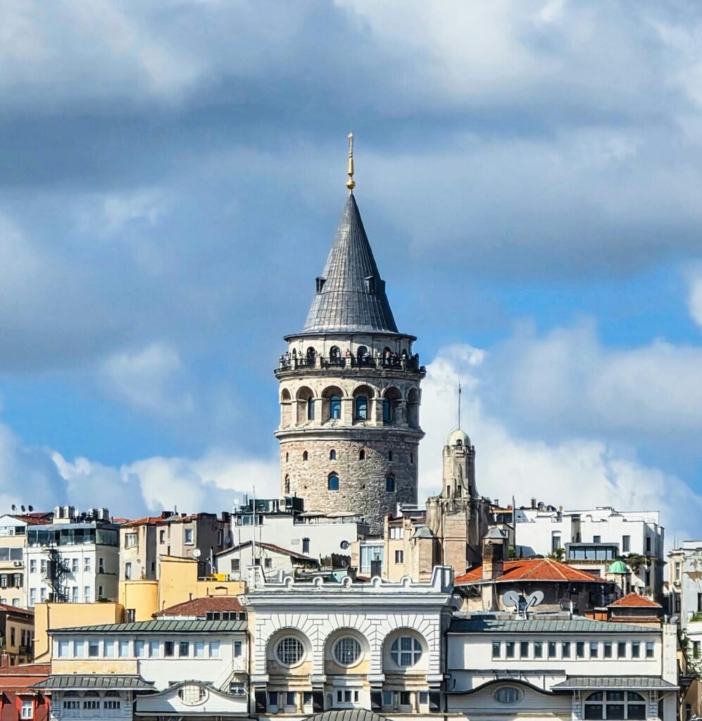 Torre di Galata a Istanbul con skyline del quartiere Beyoğlu