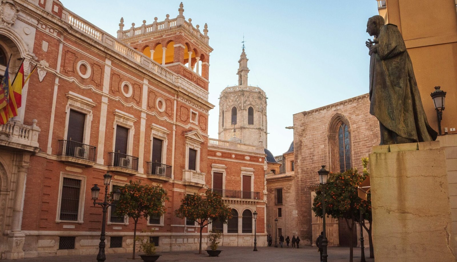 Plaça de l'Almoina a Valencia con Palau de la Generalitat e Cattedrale nel centro storico della Ciutat Vella